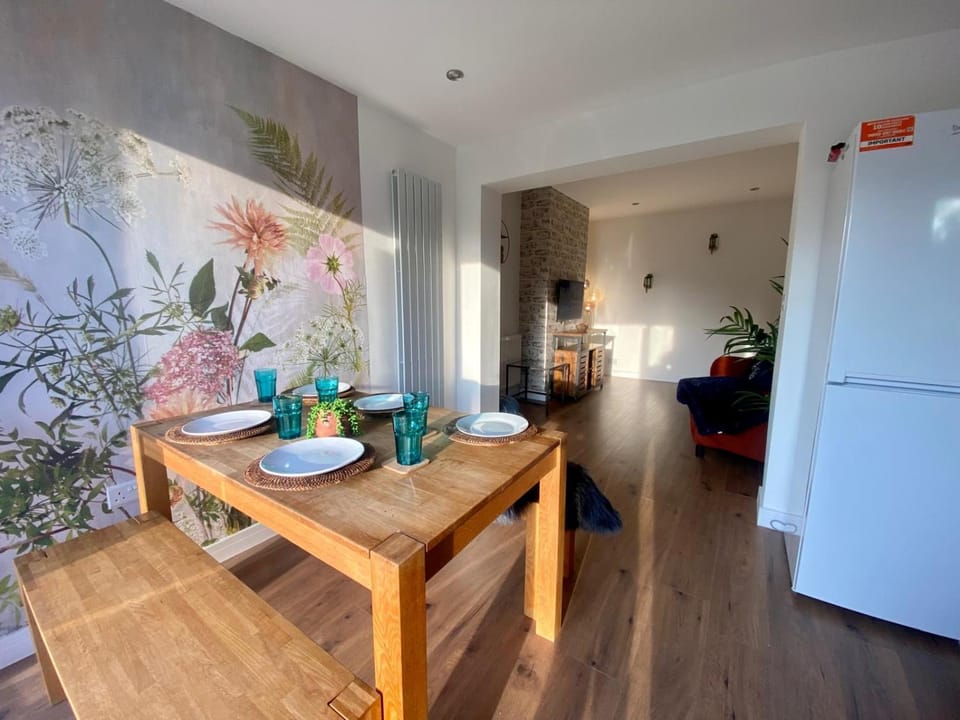 Isleworth House with Garden & private parking House in Brentford