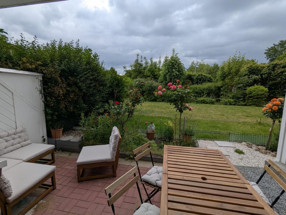 Patio, Spring, Day, Garden, Seating area, Dining area, Garden view