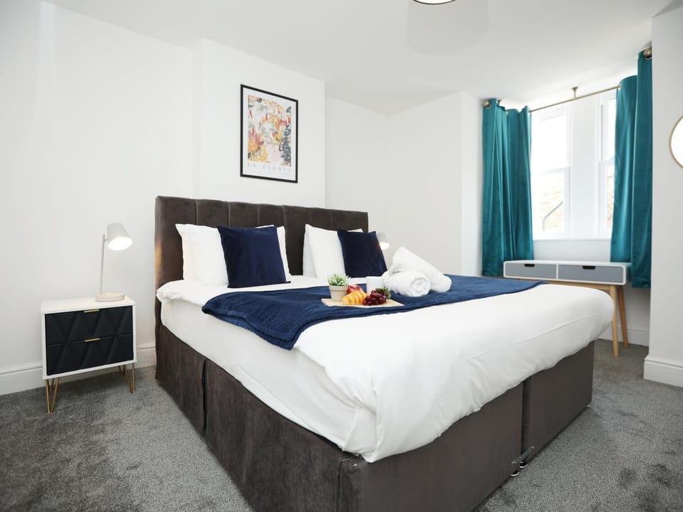 Bed, Food and drinks, Bedroom, Breakfast, towels