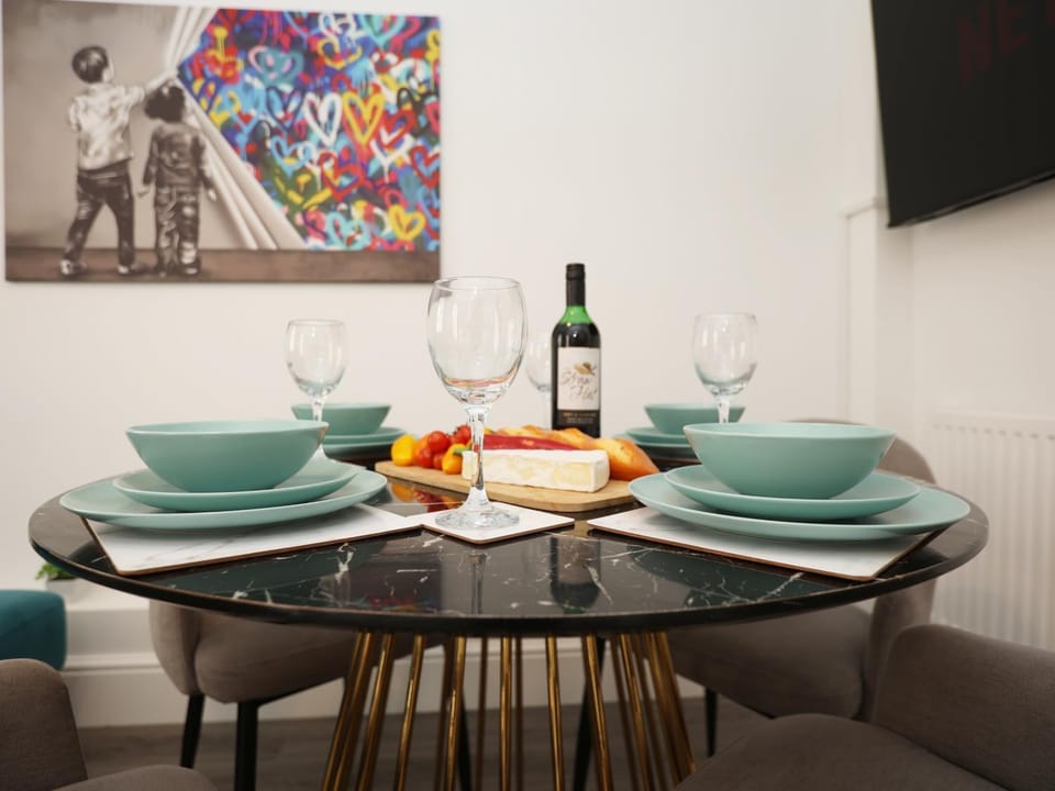 TV and multimedia, Living room, Food