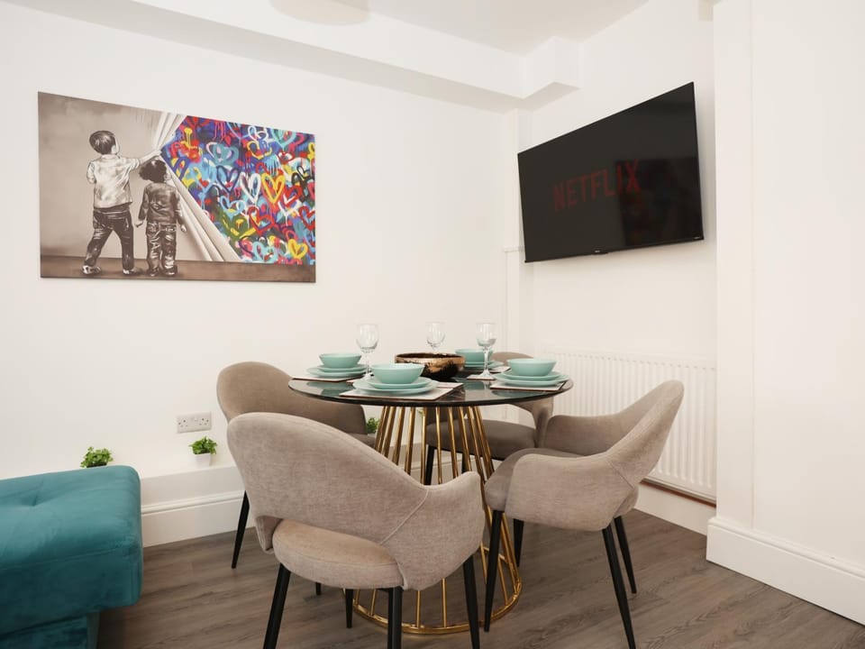 TV and multimedia, Living room, Decorative detail, Seating area, Dining area, Evening entertainment