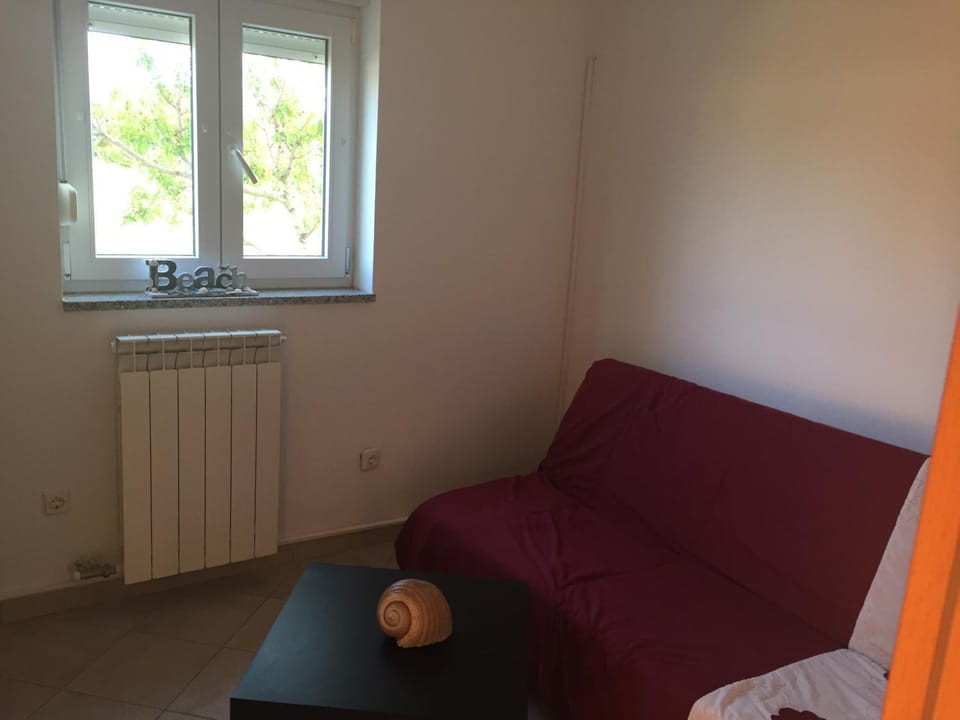 TV and multimedia, Living room, Seating area, Bedroom