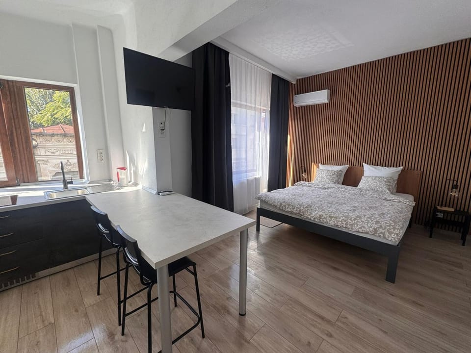 Photo of the whole room, Dining area, Bedroom