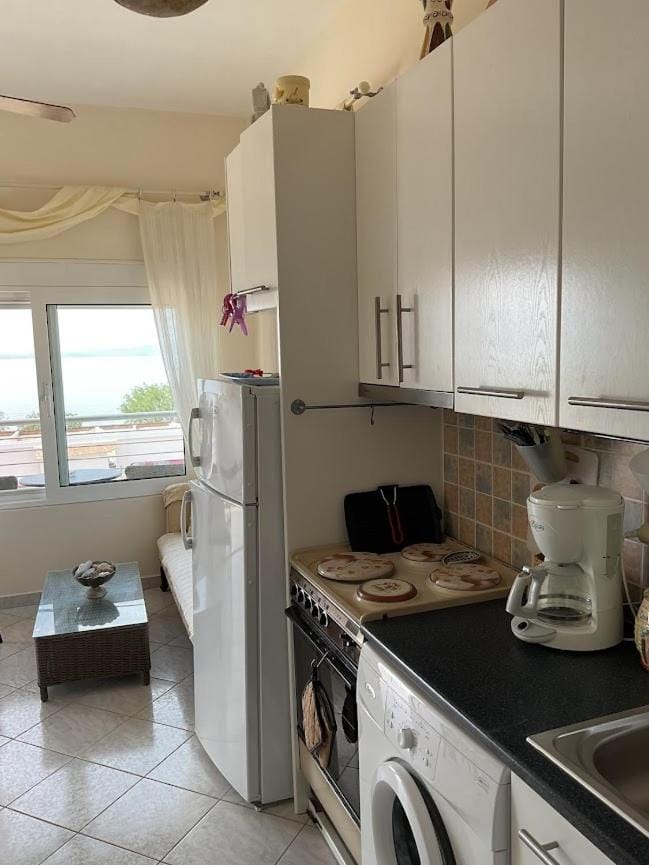 Coffee/tea facilities, Kitchen or kitchenette, oven, stove, washing machine
