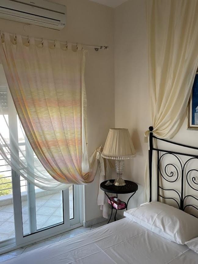 Bed, Photo of the whole room, Bedroom, air conditioner