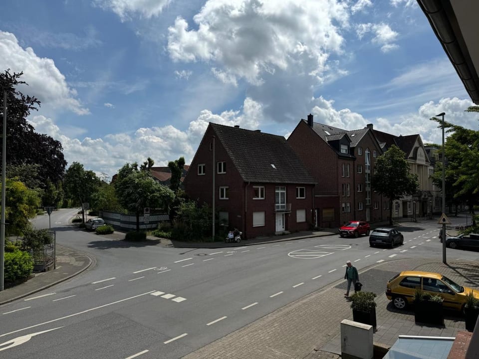 Day, Neighbourhood, Street view, Location, Parking