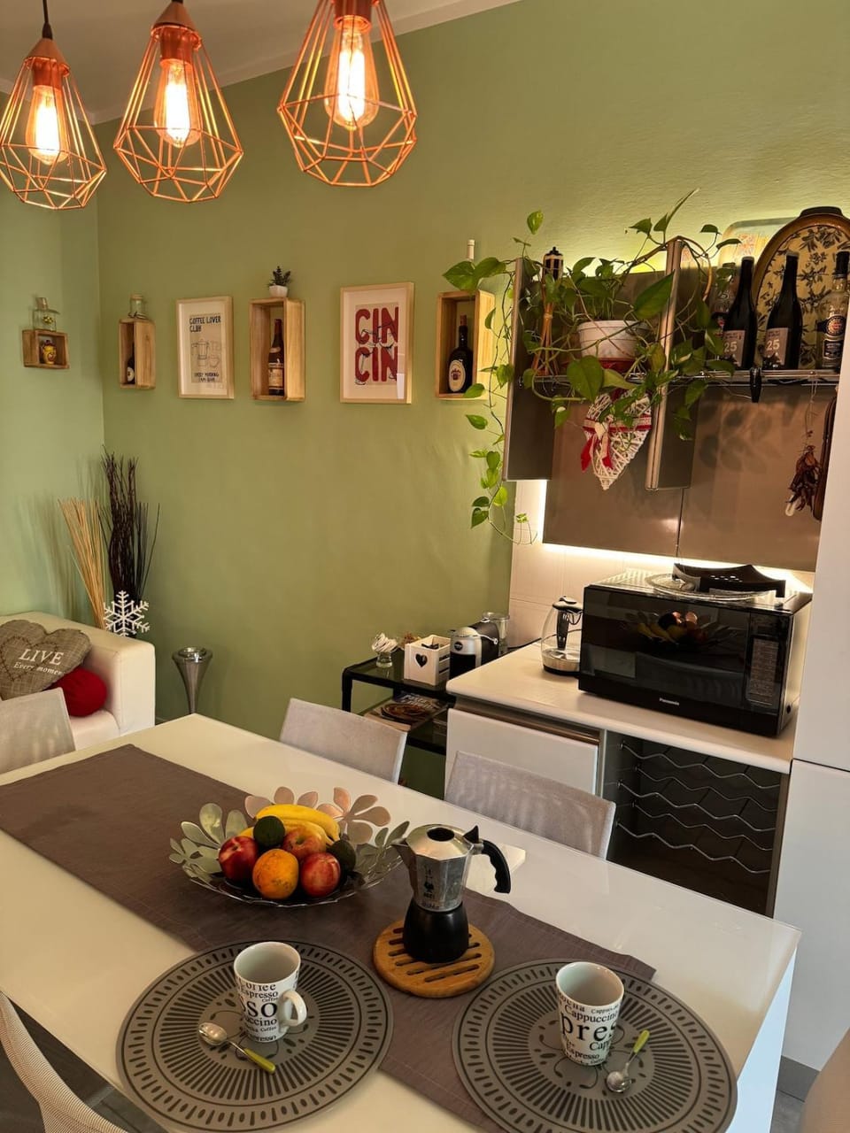 Coffee/tea facilities, Food and drinks, Dining area