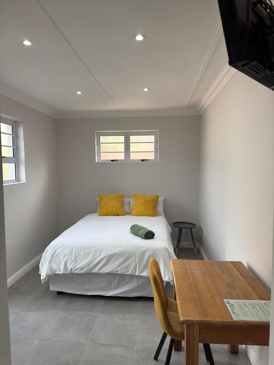 Bed, TV and multimedia, Seating area, Bedroom