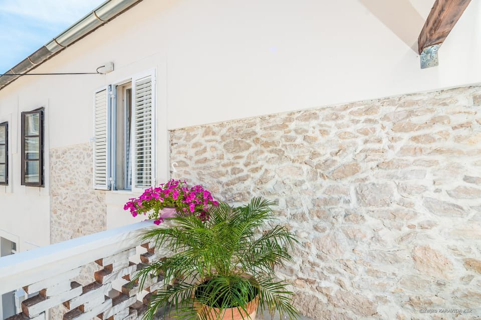 Facade/entrance, Balcony/Terrace, Decorative detail