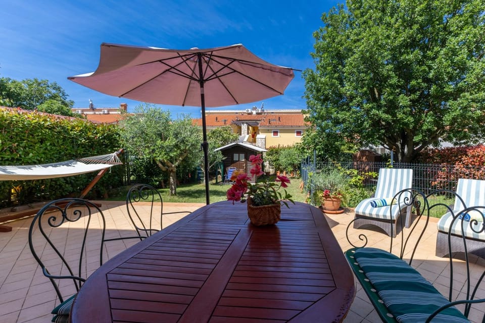 Patio, Garden, Garden view, sunbed