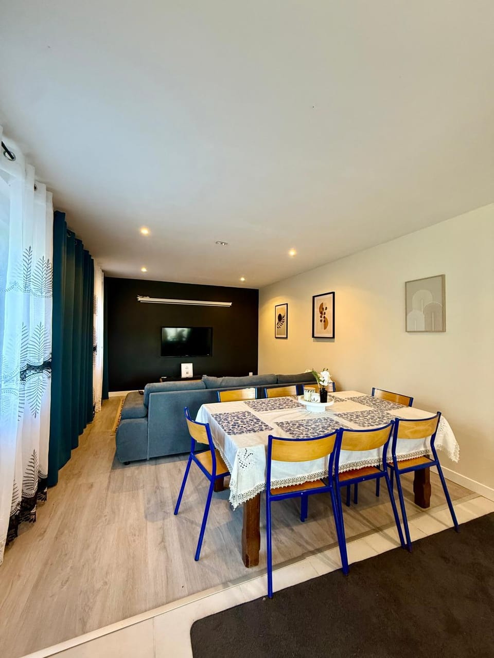 TV and multimedia, Living room, Seating area, Dining area