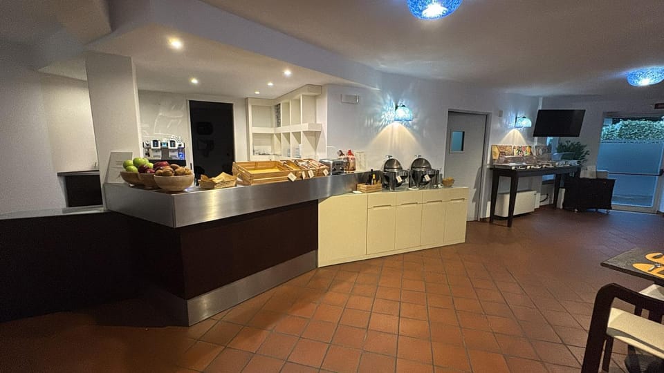 Coffee/tea facilities, Lounge or bar, Food and drinks, Breakfast