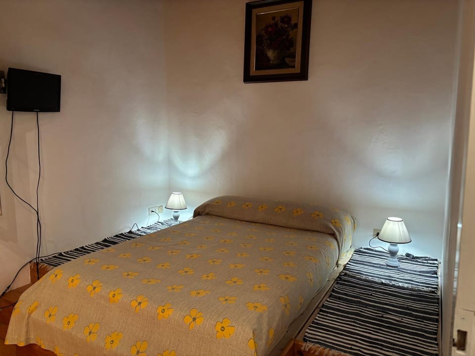 Bed, TV and multimedia, Photo of the whole room, Bedroom