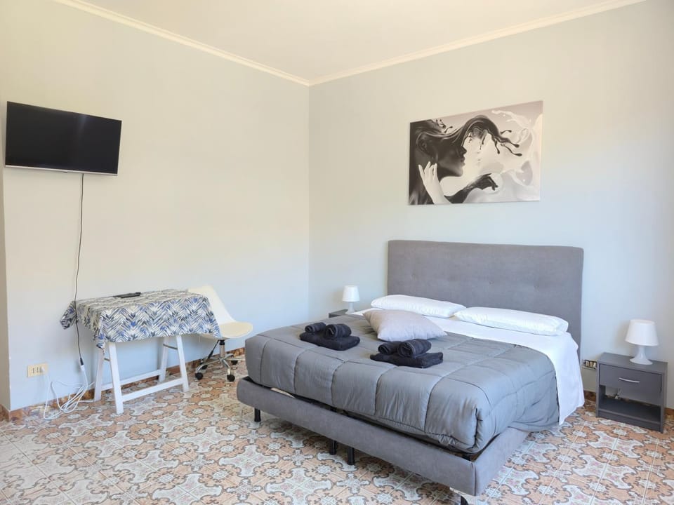 Bed, TV and multimedia, Photo of the whole room, Bedroom, towels