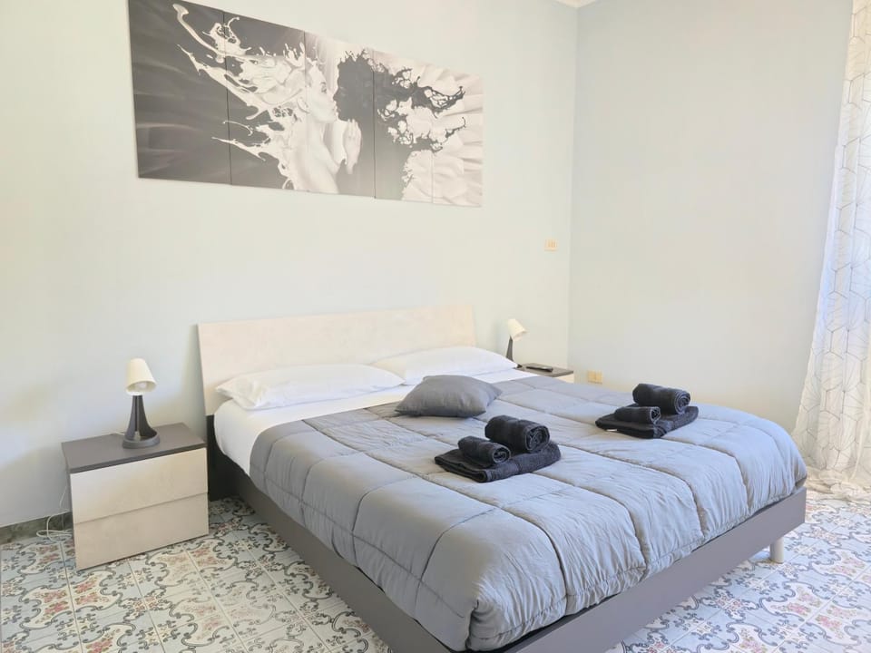 Bed, Photo of the whole room, Bedroom, towels, air conditioner