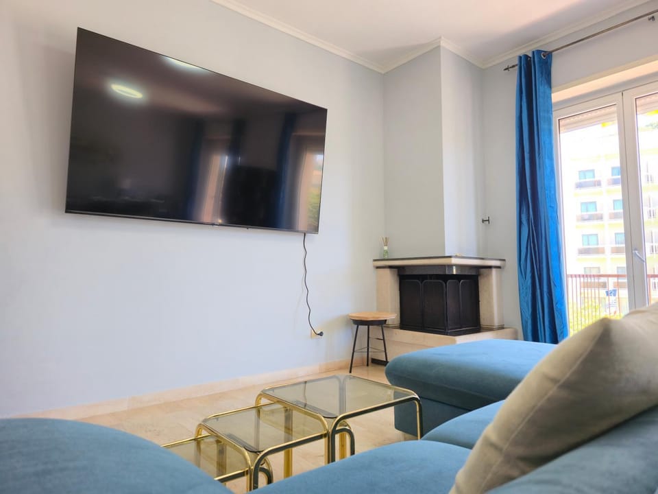 Communal lounge/ TV room, TV and multimedia, Living room, Seating area, Evening entertainment