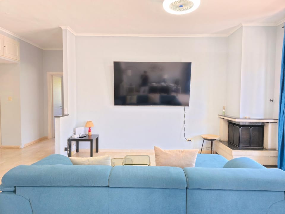 Communal lounge/ TV room, TV and multimedia, Living room, Seating area, Evening entertainment