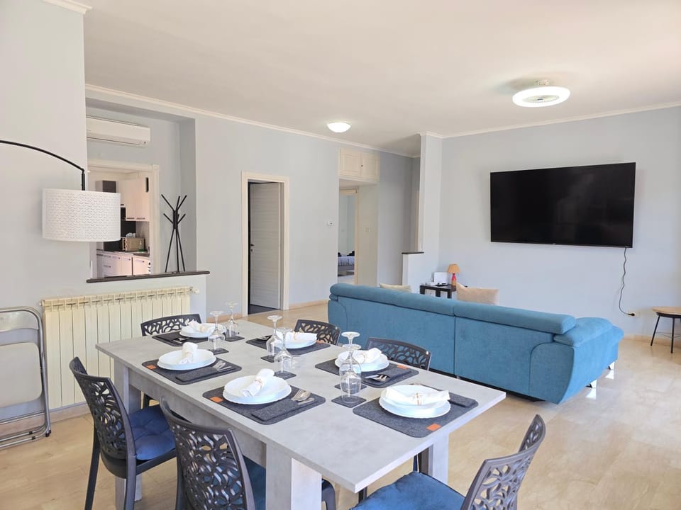 Communal lounge/ TV room, TV and multimedia, Living room, Seating area, Dining area, Evening entertainment