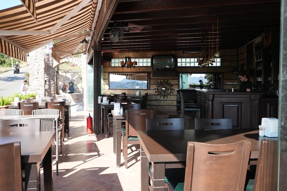 Restaurant/places to eat, Lounge or bar