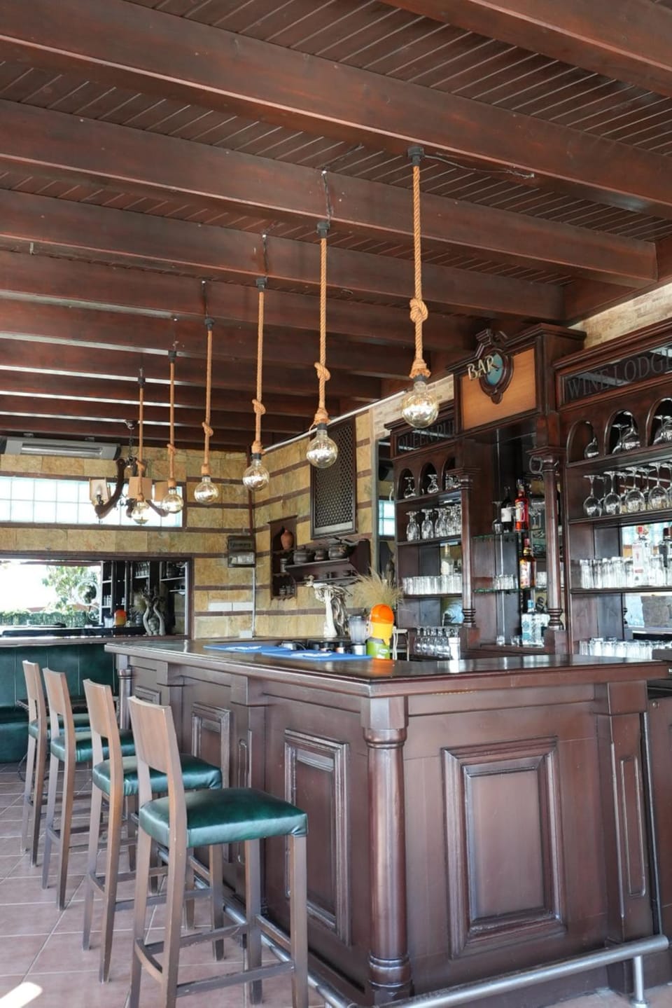 Lounge or bar, Food and drinks
