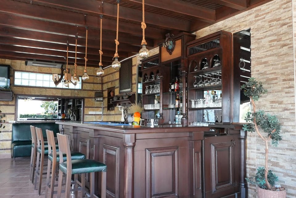 Restaurant/places to eat, Lounge or bar