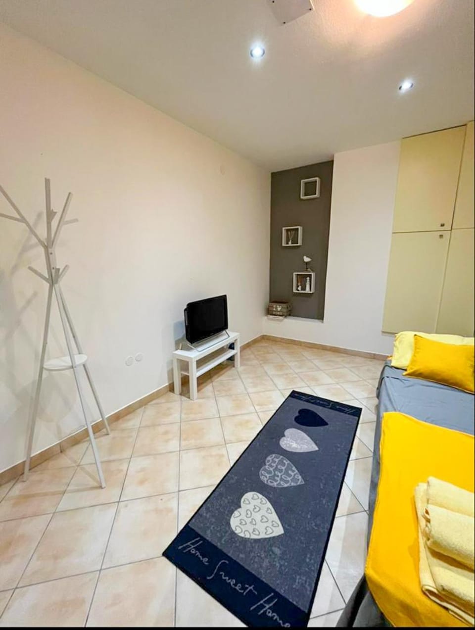 Bed, TV and multimedia, Photo of the whole room, Seating area