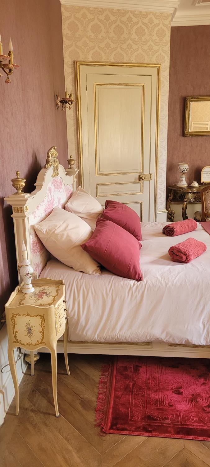 Château St Sulpice Chambre Porcelaine Bed and Breakfast in Jura