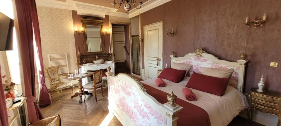 Château St Sulpice Chambre Porcelaine Bed and Breakfast in Jura