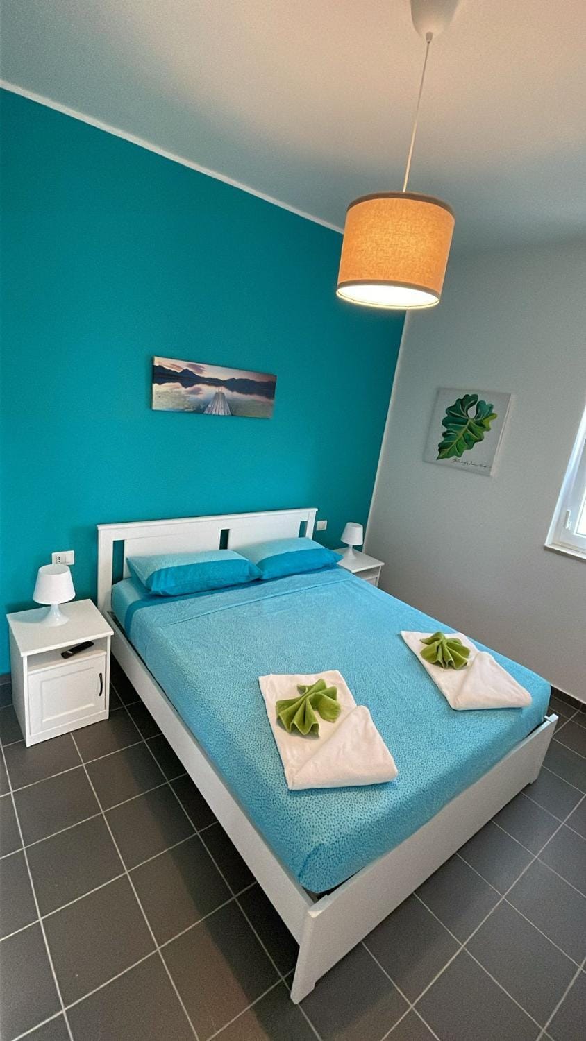 Photo of the whole room, Bedroom, towels