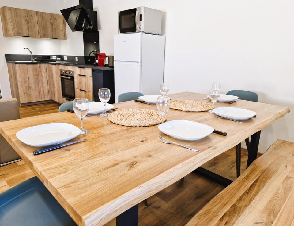 Kitchen or kitchenette, Dining area, oven, stove
