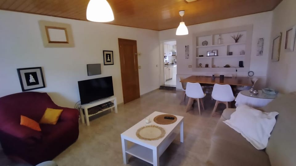 Communal lounge/ TV room, TV and multimedia, Living room, Seating area, Dining area, Evening entertainment