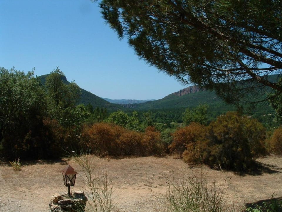 Bagnols-en-Forêt, pool et villa privative, 8 personne, très beau site Villa in French Riviera