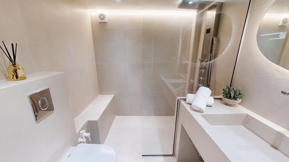 Shower, Toilet