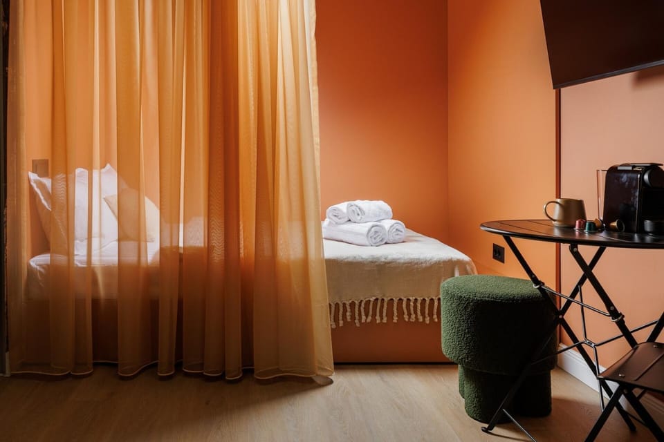 Bed, TV and multimedia, Bedroom