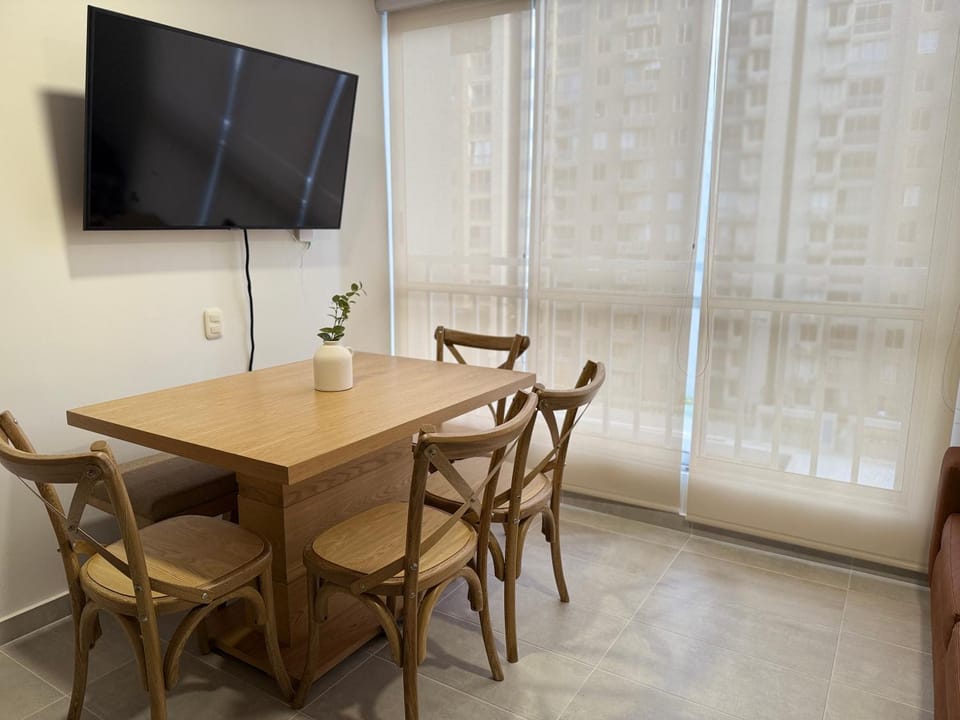 TV and multimedia, Seating area, Dining area