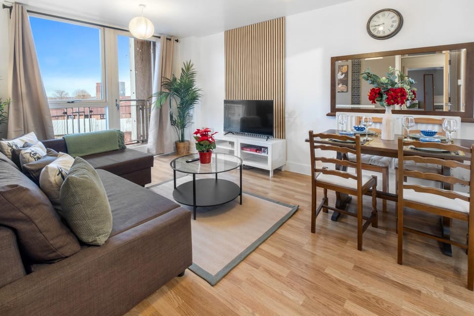 TV and multimedia, Living room, Seating area, Dining area