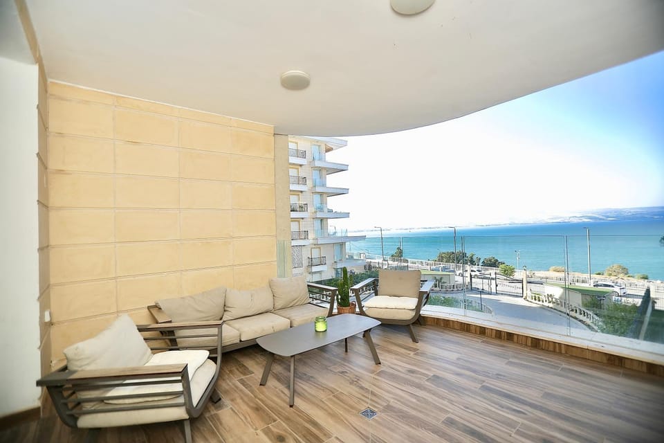 View (from property/room), Balcony/Terrace, Lake view