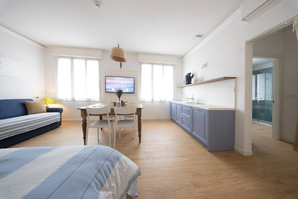 Bed, Day, TV and multimedia, Kitchen or kitchenette, Living room, Photo of the whole room, Seating area, Dining area, Bedroom, Time of day, Facility for disabled guests, heating, internet, internet, minibar, safe, kitchen, air conditioner