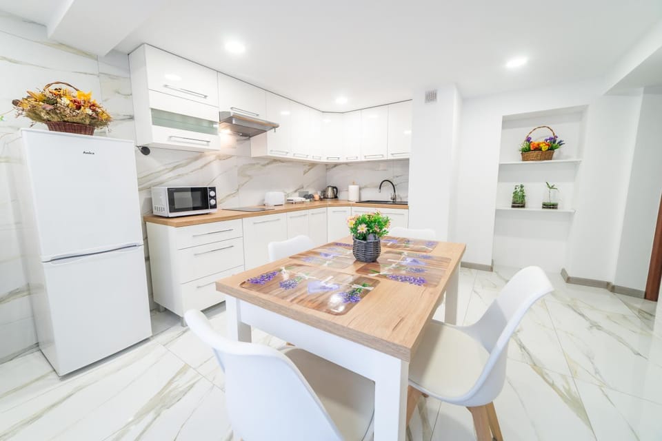 Kitchen or kitchenette, Food and drinks, Dining area, Food, oven, stove, toaster