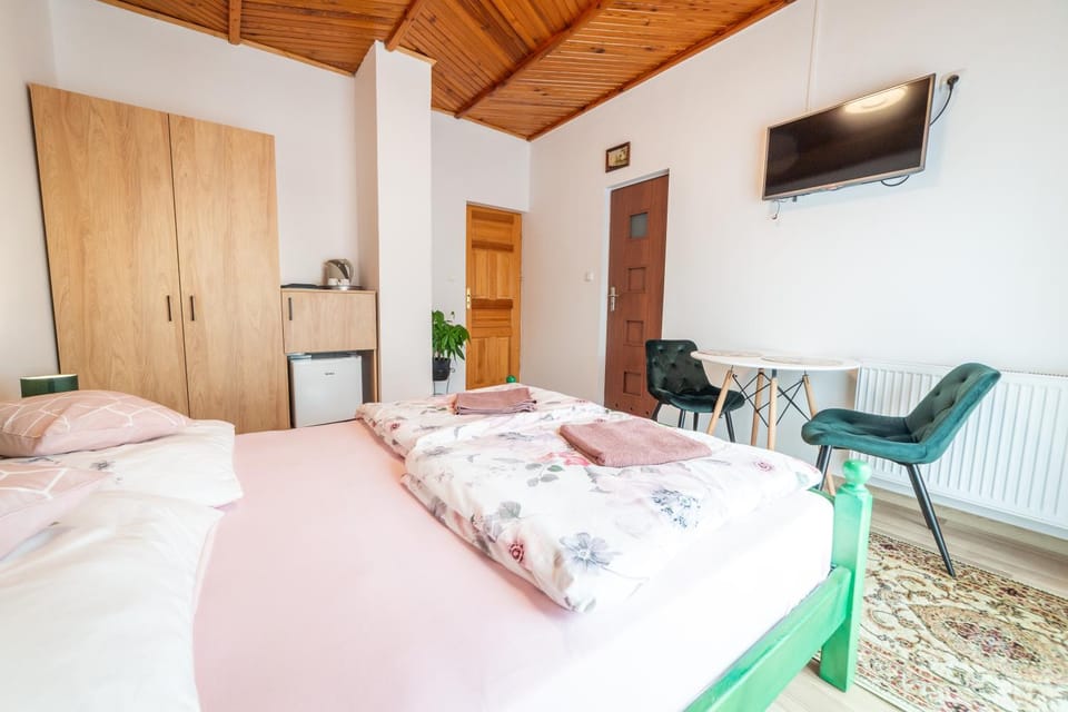 Bed, TV and multimedia, Living room, Photo of the whole room, Seating area, Bedroom, towels, wardrobe