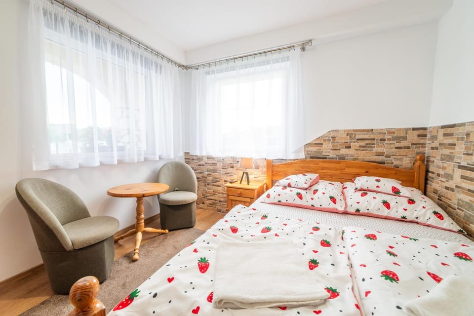 Bed, Living room, Photo of the whole room, Seating area, Bedroom