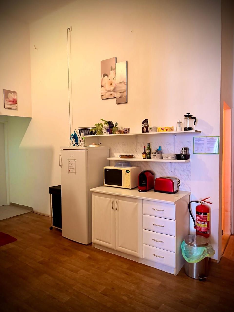 Coffee/tea facilities, Kitchen or kitchenette, Communal kitchen, microwave, stove, toaster