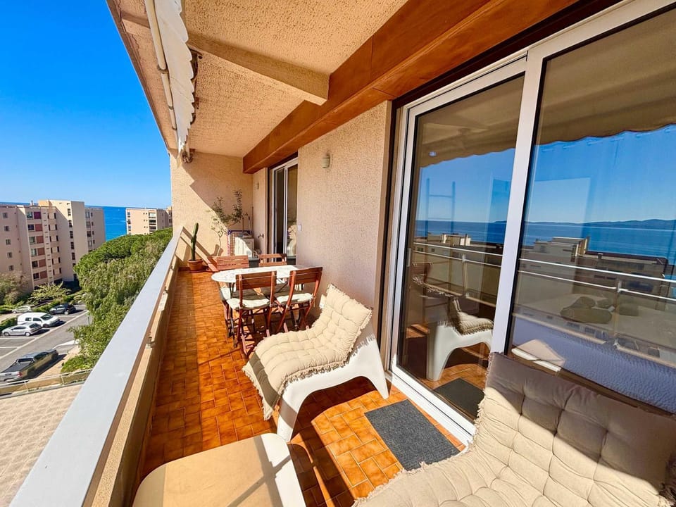 Day, Natural landscape, View (from property/room), Balcony/Terrace, Dining area, Sea view