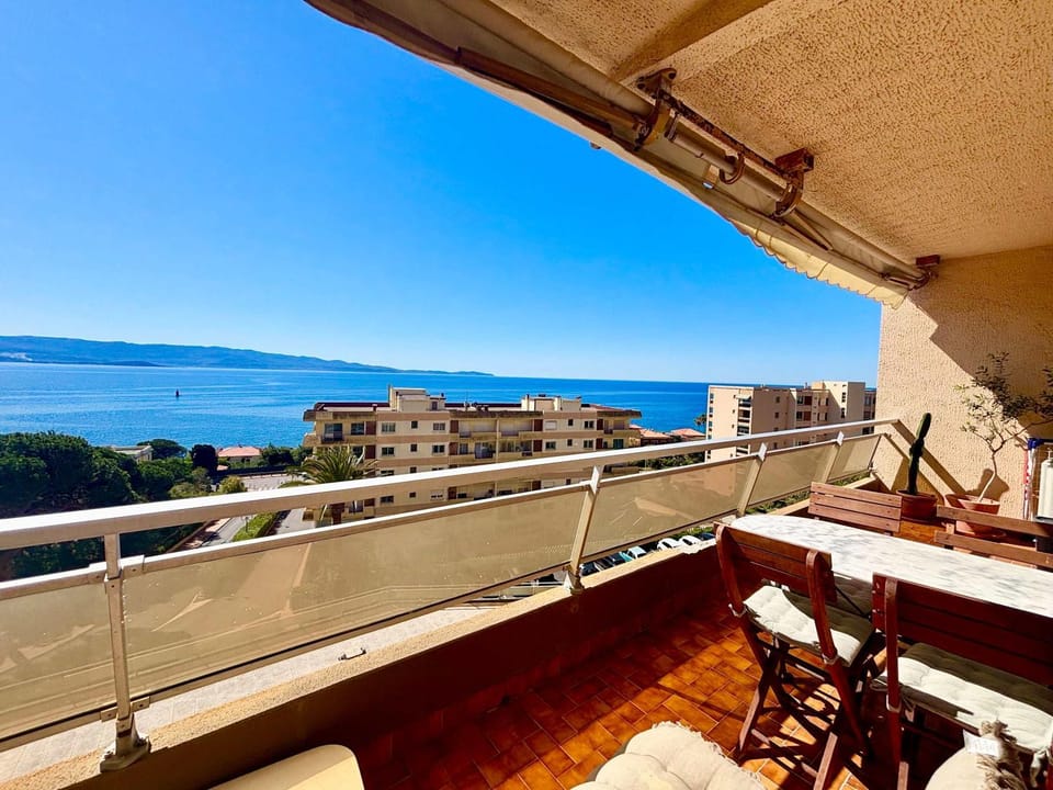 Patio, View (from property/room), Balcony/Terrace, Dining area, Sea view