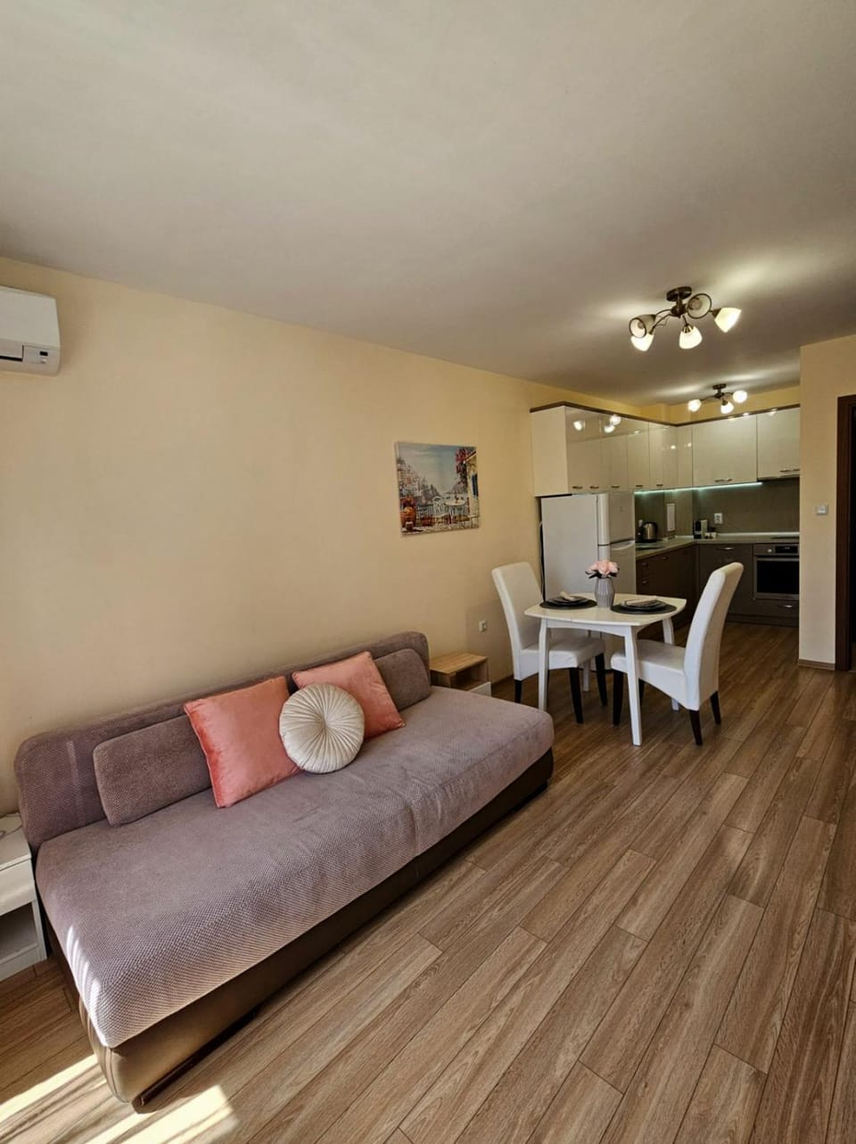 Kitchen or kitchenette, Living room, Seating area, Dining area