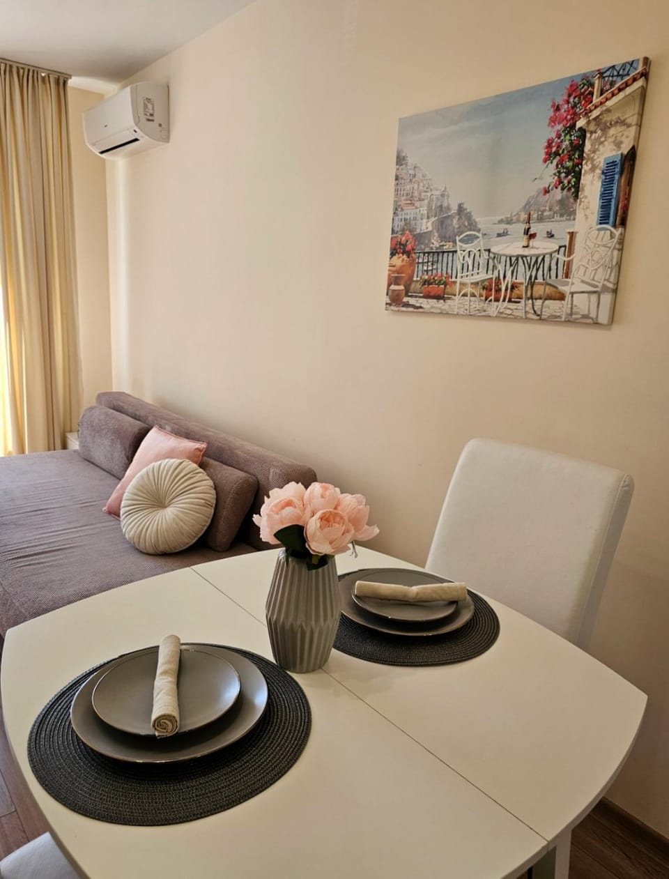 Living room, Photo of the whole room, Seating area, Dining area