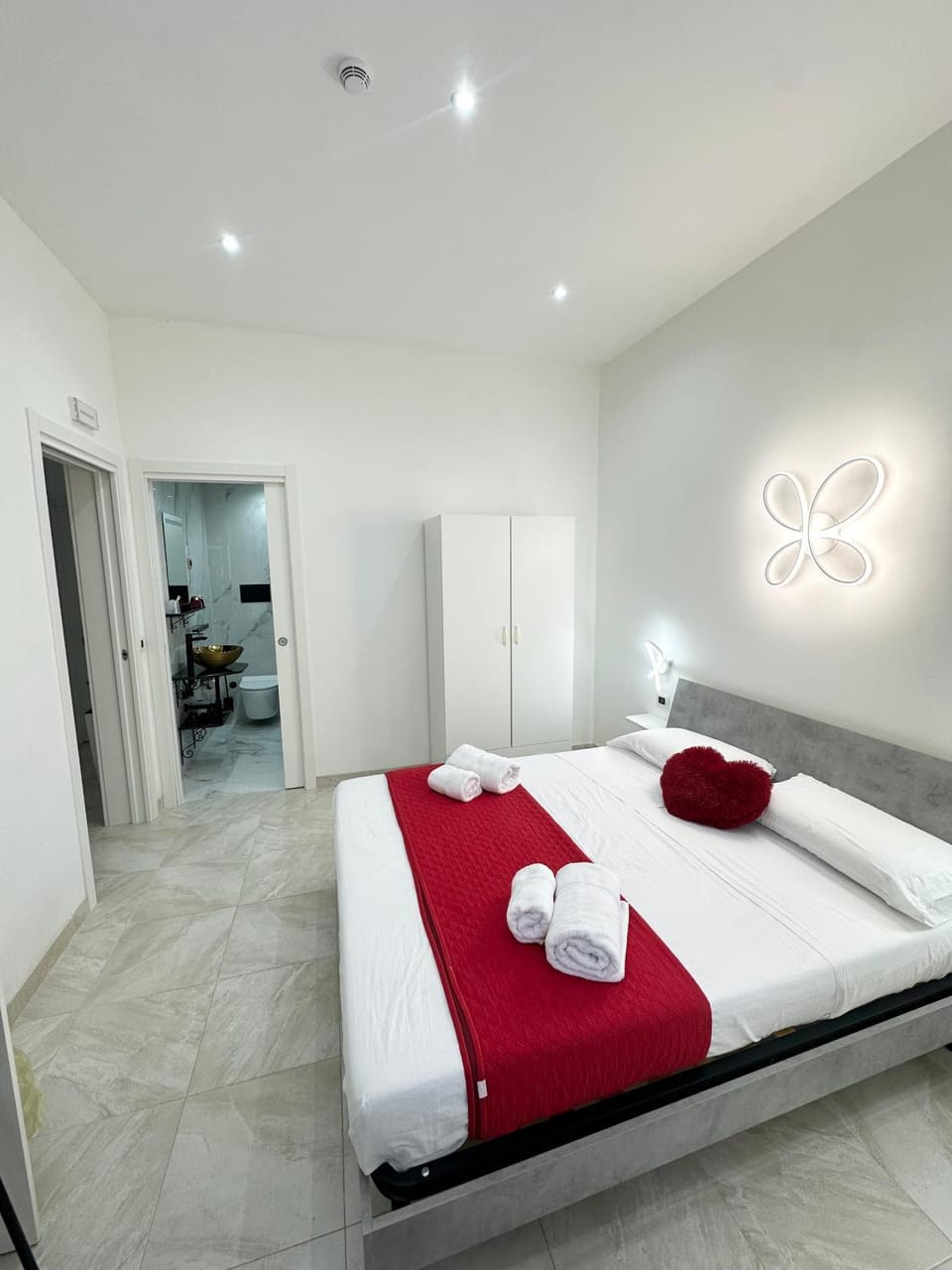 Bed, Photo of the whole room, Bedroom, towels, wardrobe