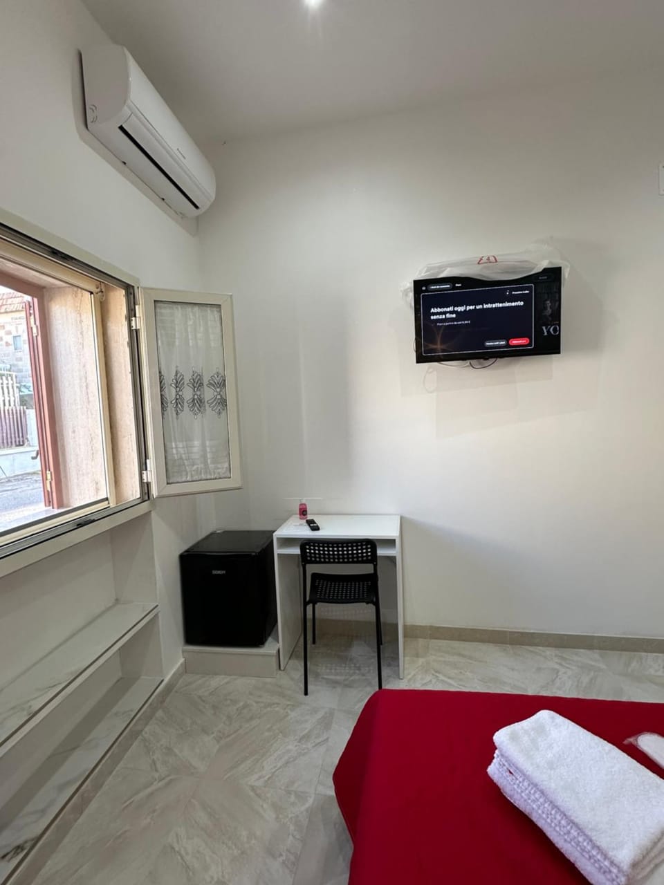 Bed, TV and multimedia, Bedroom, towels, air conditioner