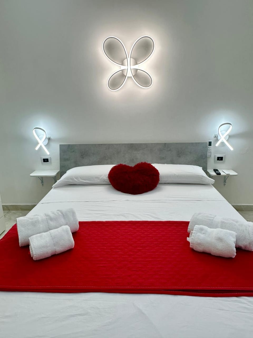 Bed, Photo of the whole room, Bedroom, towels