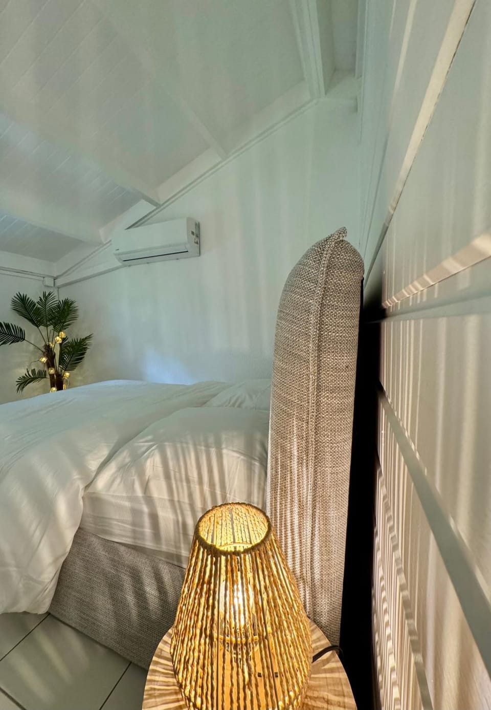 Bed, Bedroom, air conditioner